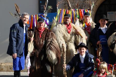 Kamnik so obiskali koranti iz Zamušanov pri Ptuju in v mestno jedro privabili nepregledno množico, željno ogleda tradicionalne pustne šege (93)